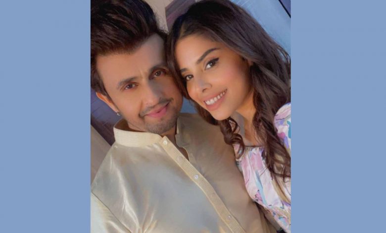 Actress Sehnooor shares an adorable picture with Singer Sonu Nigam; something exciting is cooking up for this duo